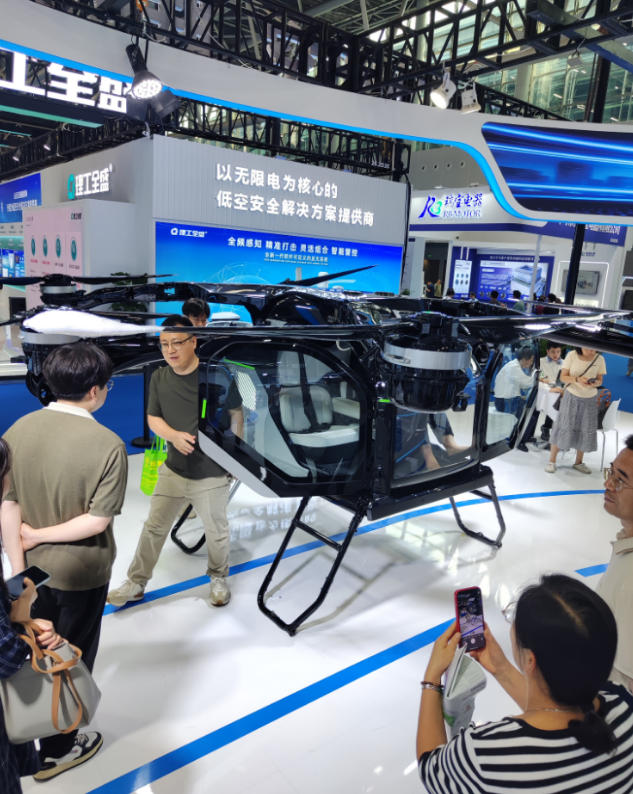 visit-2026-international-logistics-exhibition-ea-energy-empowers-low-altitude-economy-intelligent-robot-smart-logistics-with-custom-ea-battery_06.jpg