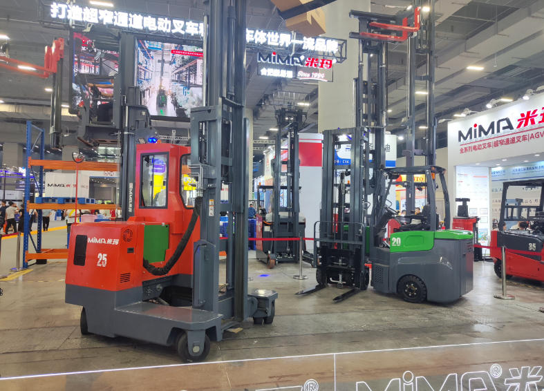 visit-2026-international-logistics-exhibition-ea-energy-empowers-low-altitude-economy-intelligent-robot-smart-logistics-with-custom-ea-battery_07.jpg